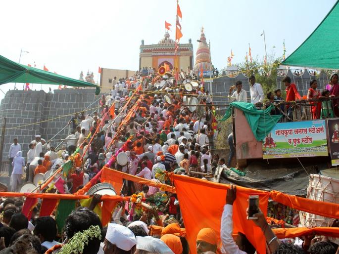 The devotees of Shri Bharti in the area | श्री क्षेत्र मढीत भाविकांची मांदियाळी The devotees of Shri Bharti in the area | श्री क्षेत्र मढीत भाविकांची मांदियाळी