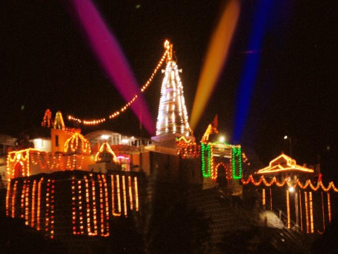 Lakhs of devotees gather for Shree Kshetra Mardit Kanifnath | श्रीक्षेत्र मढीत कानिफनाथांच्या दर्शनासाठी लाखो भाविकांची गर्दी Lakhs of devotees gather for Shree Kshetra Mardit Kanifnath | श्रीक्षेत्र मढीत कानिफनाथांच्या दर्शनासाठी लाखो भाविकांची गर्दी