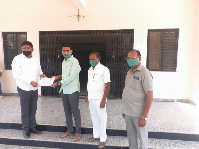 Madhi Devasthan receives Rs 2 lakh for Chief Minister's Fund; Minister Tanpure handed over the check to the Minister | मढी देवस्थानतर्फे मुख्यमंत्री निधीसाठी २१ लाखांची मदत; मंत्री तनपुरे यांच्याकडे केला धनादेश सुपुर्द Madhi Devasthan receives Rs 2 lakh for Chief Minister's Fund; Minister Tanpure handed over the check to the Minister | मढी देवस्थानतर्फे मुख्यमंत्री निधीसाठी २१ लाखांची मदत; मंत्री तनपुरे यांच्याकडे केला धनादेश सुपुर्द