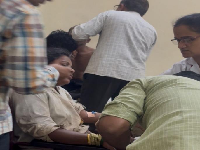 Three seriously injured in bee attack in Bhatshirgaon Sangli | Sangli: भाटशिरगाव येथे मधमाश्यांच्या हल्ल्यात तिघे गंभीर जखमी, डोक्यावर शंभरहून अधिक मधमाश्यांचे डंक Three seriously injured in bee attack in Bhatshirgaon Sangli | Sangli: भाटशिरगाव येथे मधमाश्यांच्या हल्ल्यात तिघे गंभीर जखमी, डोक्यावर शंभरहून अधिक मधमाश्यांचे डंक