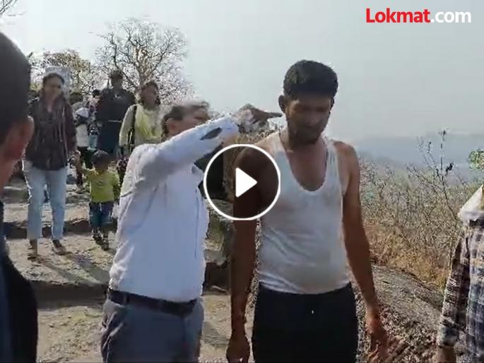 pune shiveneri tourists flee after deadly Mohol fish attack Shivneri Fort |  किल्ले शिवनेरीवर आग्या मोहोळच्या माशांच्या हल्ल्याने पर्यटकांची धावपळ pune shiveneri tourists flee after deadly Mohol fish attack Shivneri Fort |  किल्ले शिवनेरीवर आग्या मोहोळच्या माशांच्या हल्ल्याने पर्यटकांची धावपळ