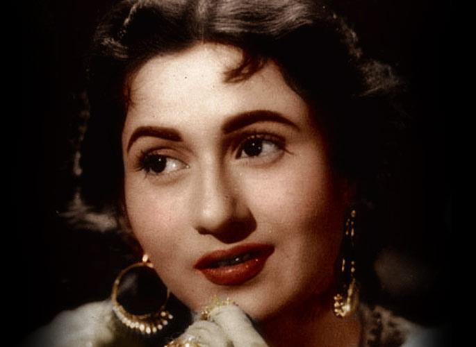 Madhubala's youngest sister has announced that a biopic will be made on the late legendary actress | confirm! मधुबालाच्या आयुष्यावरही येणार चित्रपट; सुरू झाली करिना कपूरच्या नावाची चर्चा!! Madhubala's youngest sister has announced that a biopic will be made on the late legendary actress | confirm! मधुबालाच्या आयुष्यावरही येणार चित्रपट; सुरू झाली करिना कपूरच्या नावाची चर्चा!!