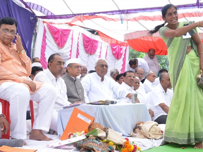 Farmers are aggressive in getting paid for 'Madhukar' annual meeting | ‘मधुकर’च्या वार्षिक सभेत थकीत पेमेंटसाठी शेतकरी आक्रमक