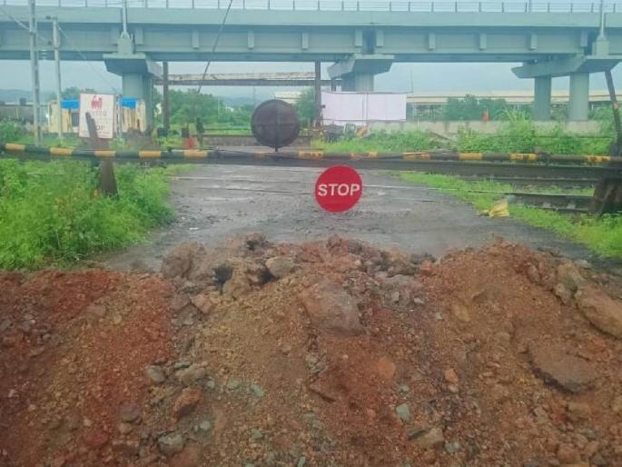 Both railway crossings between Jasai-Chirle and Ranjanpada are permanently closed for traffic | जासई -चिर्ले आणि रांजणपाडा दरम्यान असलेले दोन्ही रेल्वे क्रॉसिंग वाहतुकीसाठी कायमस्वरूपी बंद Both railway crossings between Jasai-Chirle and Ranjanpada are permanently closed for traffic | जासई -चिर्ले आणि रांजणपाडा दरम्यान असलेले दोन्ही रेल्वे क्रॉसिंग वाहतुकीसाठी कायमस्वरूपी बंद