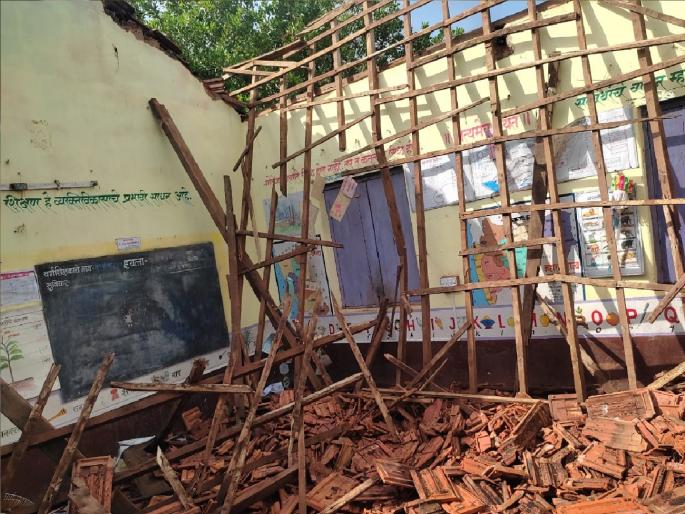 The roof of the school collapsed in the first rain, the accident was averted as the school was closed | sindhudurg: पहिल्याच पावसात शाळेचे छप्पर कोसळले, शाळा बंद असल्याने दुर्घटना टळली The roof of the school collapsed in the first rain, the accident was averted as the school was closed | sindhudurg: पहिल्याच पावसात शाळेचे छप्पर कोसळले, शाळा बंद असल्याने दुर्घटना टळली