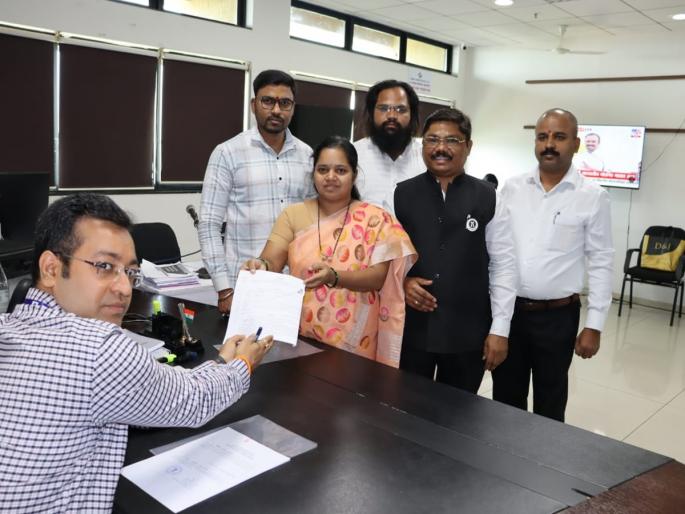 Three-way fight in Maval Lok Sabha constituency? An application was filed by Madhuri Joshi of Vanchit Bahujan Aghadi | मावळ लोकसभा मतदारसंघात तिरंगी लढत? वंचित बहुजन आघाडीच्या माधुरी जोशींनी भरला अर्ज Three-way fight in Maval Lok Sabha constituency? An application was filed by Madhuri Joshi of Vanchit Bahujan Aghadi | मावळ लोकसभा मतदारसंघात तिरंगी लढत? वंचित बहुजन आघाडीच्या माधुरी जोशींनी भरला अर्ज