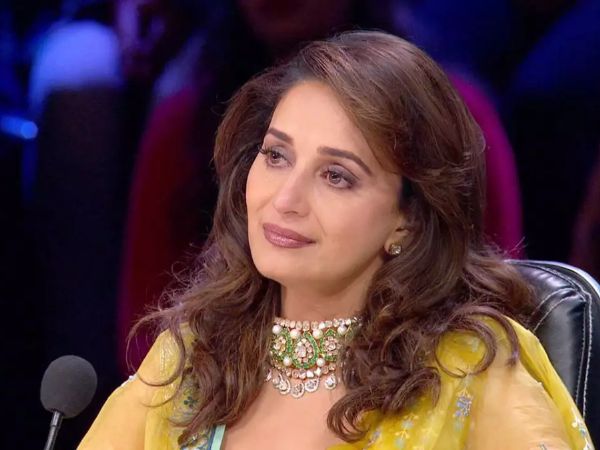 Madhuri became emotional on the stage of 'Dance Diwane' | 'डान्स दिवाने'च्या मंचावर माधुरी झाली भावूक Madhuri became emotional on the stage of 'Dance Diwane' | 'डान्स दिवाने'च्या मंचावर माधुरी झाली भावूक