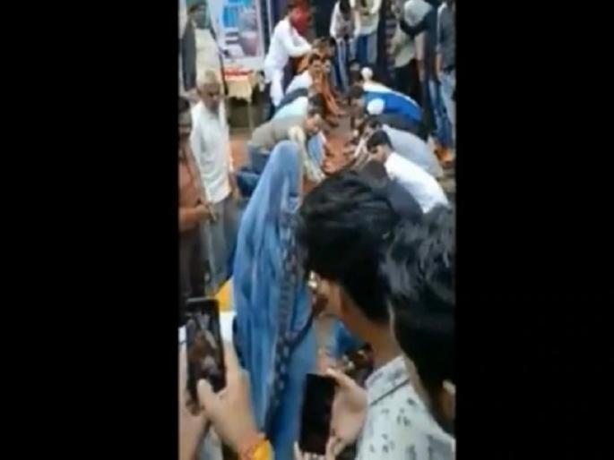 mp Indore village gifts house to martyr's wife on Independence | शहीद जवानाच्या कुटुंबाला गावकऱ्यांची स्वातंत्र्यदिनी अनोखी भेट