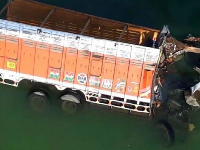 21 die after bus carrying 'baraatis' falls off bridge in Madhya Pradesh | वऱ्हाडाचा ट्रक 60 फुटांवरुन नदीत कोसळला, 21 जणांचा मृत्यू 21 die after bus carrying 'baraatis' falls off bridge in Madhya Pradesh | वऱ्हाडाचा ट्रक 60 फुटांवरुन नदीत कोसळला, 21 जणांचा मृत्यू