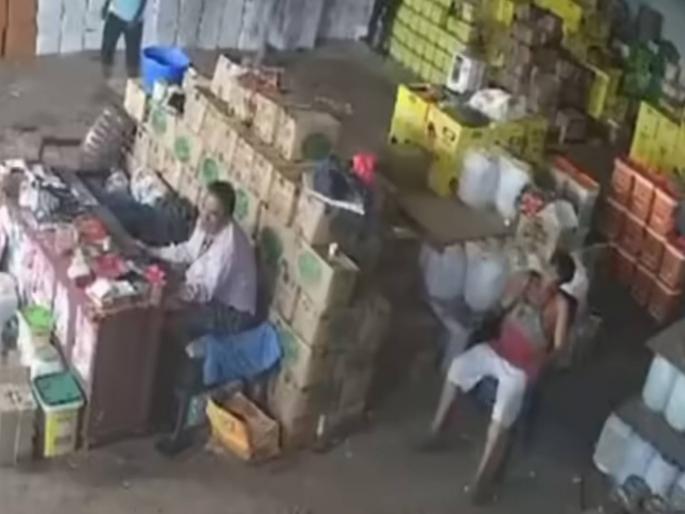 Worker was suffering from a heart attack, owner was passing time on 'mobile' on the side; Shocking video | कामगार हृदयविकाराच्या झटक्याने तडफडत होता, मालक बाजूलाच 'मोबाईल'वर टाईमपास करत होता; धक्कादायक व्हिडीओ