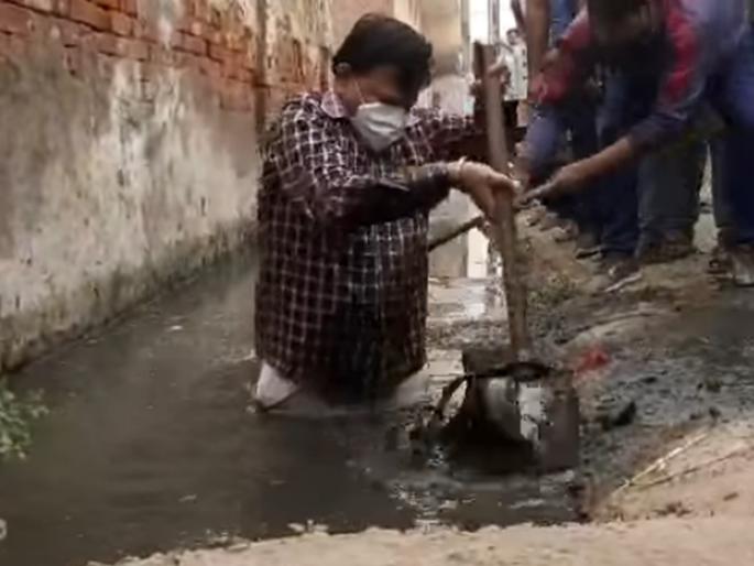 When a minister of state cleans the gutter | …जेव्हा गाळ काढण्यासाठी खुद्द मंत्रीच नाल्यात उतरतो When a minister of state cleans the gutter | …जेव्हा गाळ काढण्यासाठी खुद्द मंत्रीच नाल्यात उतरतो