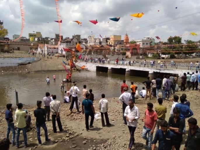 226 wounded in traditional Gotmaar pilgrimage in Madhya Pradesh | मध्यप्रदेशातील पांढुर्णा येथील पारंपरिक गोटमार यात्रेत २२६ जखमी 226 wounded in traditional Gotmaar pilgrimage in Madhya Pradesh | मध्यप्रदेशातील पांढुर्णा येथील पारंपरिक गोटमार यात्रेत २२६ जखमी