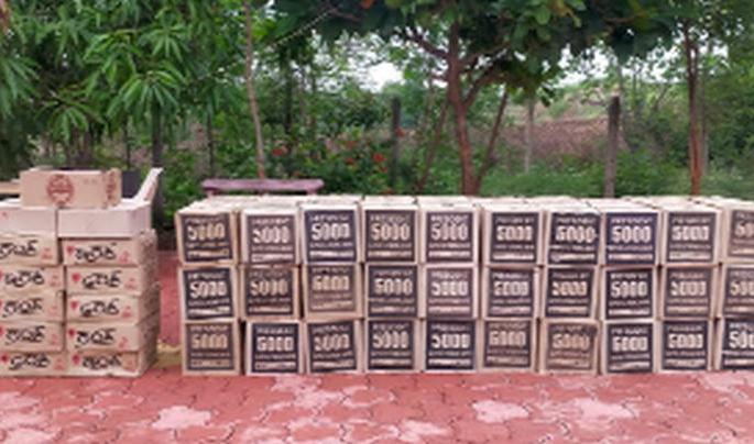 Twelve lakh worth of liquor seized | सव्वादोन लाखांचा दारुसाठा जप्त Twelve lakh worth of liquor seized | सव्वादोन लाखांचा दारुसाठा जप्त