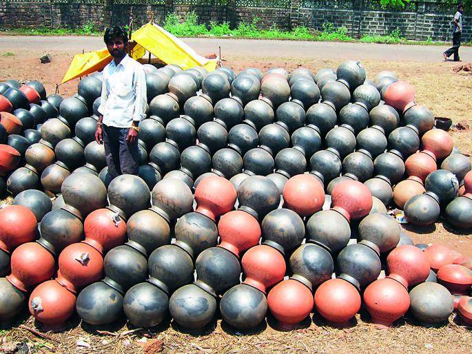  Poor people still prefer less - local artisans: In the dominant retailer cities | गरिबांच्या माठाला अजूनही पसंती-स्थानिक कारागीर कमी : परप्रांतीय विक्रेते शहरांमध्ये