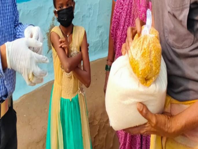 .... And municipal officer's humanity concious this time when as he see family bad situation. | ....आणि ‘ती’ बिकट परिस्थिती पाहून महापालिका अधिकाऱ्याच्या काळजातला ‘माणूस’गहिवरला.. .... And municipal officer's humanity concious this time when as he see family bad situation. | ....आणि ‘ती’ बिकट परिस्थिती पाहून महापालिका अधिकाऱ्याच्या काळजातला ‘माणूस’गहिवरला..