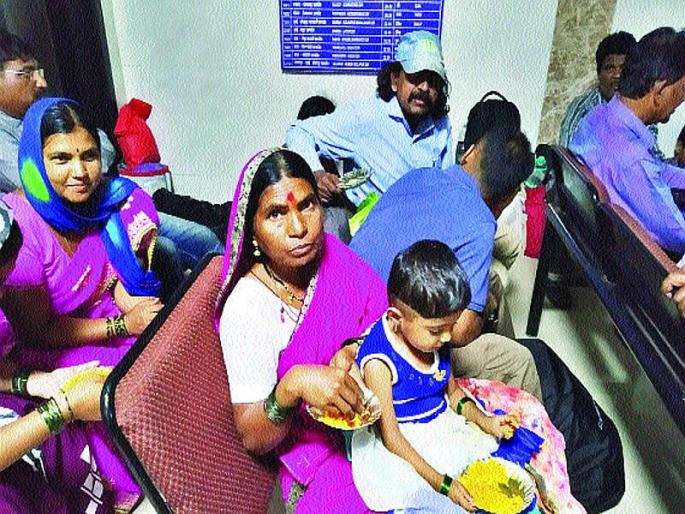 Hundreds of hands rushed to help in rain | माणुसकीचे अतुलनीय दर्शन : मदतीसाठी सरसावले शेकडो हात Hundreds of hands rushed to help in rain | माणुसकीचे अतुलनीय दर्शन : मदतीसाठी सरसावले शेकडो हात