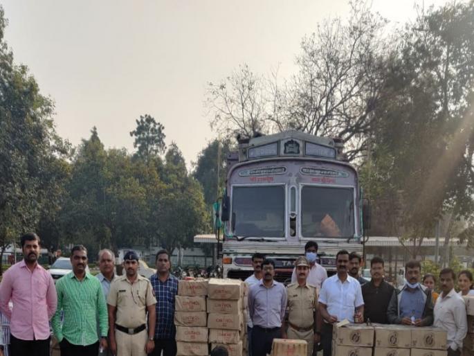 State Excise Department's big action: A truck was seized who transporting liquor from Goa | राज्य उत्पादन शुल्क विभागाची मोठी कारवाई : गोव्यातील दारूची वाहतूक करणारा ट्रक पकडला State Excise Department's big action: A truck was seized who transporting liquor from Goa | राज्य उत्पादन शुल्क विभागाची मोठी कारवाई : गोव्यातील दारूची वाहतूक करणारा ट्रक पकडला