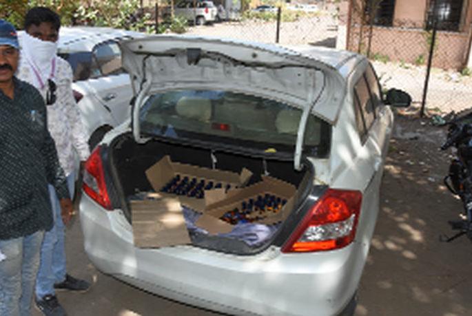 Caught two people transporting alcohol from a car | कारमधून दारुची वाहतूक करणाऱ्या दोघांना पकडले