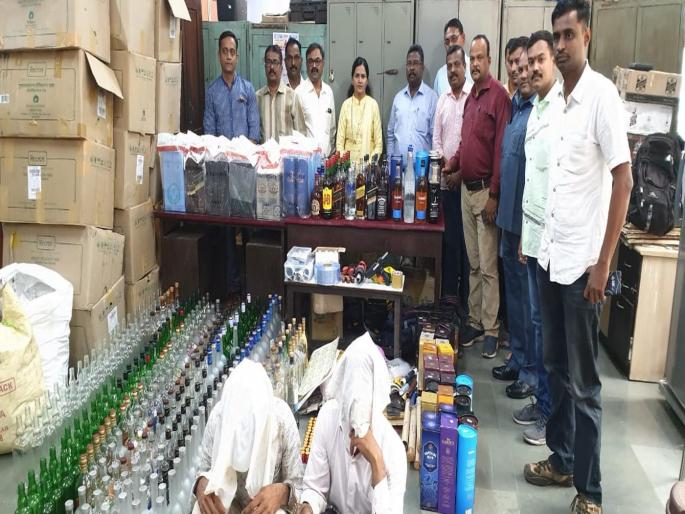 Duplicate liquor seller arrested in the wake of Thirty First | थर्टी फर्स्टच्या पार्श्वभूमीवर बनावट मद्यविक्री करणाऱ्यांना अटक Duplicate liquor seller arrested in the wake of Thirty First | थर्टी फर्स्टच्या पार्श्वभूमीवर बनावट मद्यविक्री करणाऱ्यांना अटक