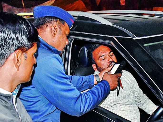 In the cold of Nagpur, the drunkards beat the drunkards | नागपुरात कडाक्याच्या थंडीत पोलिसांनी फोडला मद्यपींना घाम In the cold of Nagpur, the drunkards beat the drunkards | नागपुरात कडाक्याच्या थंडीत पोलिसांनी फोडला मद्यपींना घाम