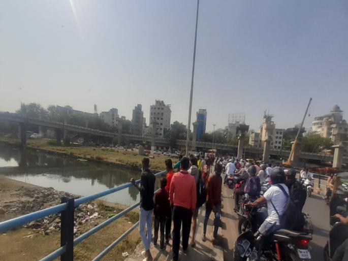 Crocodile in the river of Pune? Police administration's rush and crowd of citizens | काय सांगता! पुण्यातील नदीपात्रात मगर? पोलीस प्रशासनाची धावपळ अन् नागरिकांची तोबा गर्दी