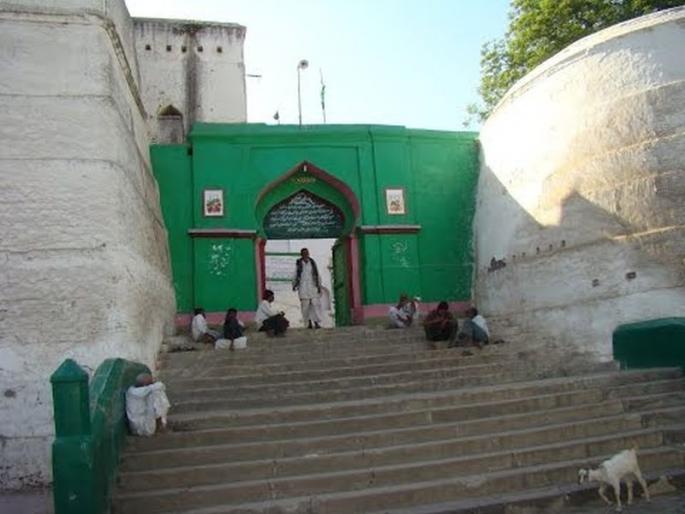 The historic Dargah of Mangarulpeer is in bad condition | मंगरुळपीरचा ऐतिहासिक दर्गाह होतोय शिकस्त