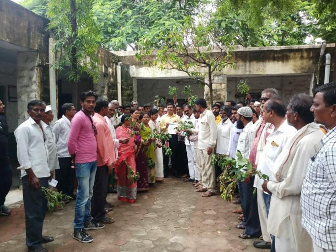 In order to compensate demand, agitation Mangrulpir Tahsil | पिकांच्या नुकसानभरपाई मागणीसाठीसाठी राकाँ पदाधिकारी धडकले मंगरूळपीर तहसिलवर In order to compensate demand, agitation Mangrulpir Tahsil | पिकांच्या नुकसानभरपाई मागणीसाठीसाठी राकाँ पदाधिकारी धडकले मंगरूळपीर तहसिलवर