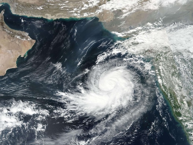 The transformation of 'Maha' into a severe cyclone | 'महा’ चे तीव्र चक्रीवादळात रुपांतर ; ७ नोव्हेंबरला गुजरात किनारपट्टीला धडकणार The transformation of 'Maha' into a severe cyclone | 'महा’ चे तीव्र चक्रीवादळात रुपांतर ; ७ नोव्हेंबरला गुजरात किनारपट्टीला धडकणार