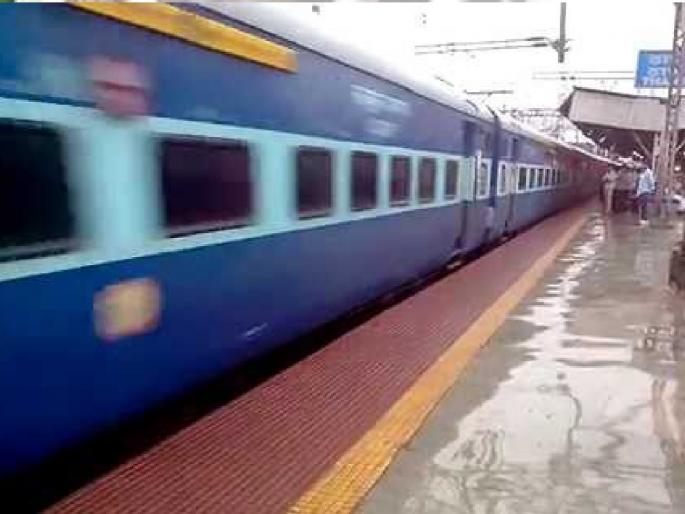 Mahalakshmi Express now on electric instead of diesel, The beginning of another new phase in the history of Kolhapur Railway | महालक्ष्मी एक्स्प्रेस आता डिझेलऐवजी इलेक्ट्रिकवर, कोल्हापूर रेल्वेच्या इतिहासात आणखी एका नव्या टप्प्याला प्रारंभ  Mahalakshmi Express now on electric instead of diesel, The beginning of another new phase in the history of Kolhapur Railway | महालक्ष्मी एक्स्प्रेस आता डिझेलऐवजी इलेक्ट्रिकवर, कोल्हापूर रेल्वेच्या इतिहासात आणखी एका नव्या टप्प्याला प्रारंभ