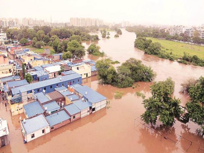 16 villages along Goda are still under flood, 910 DPs, 9 thousand pillars in Marathwada | गोदाकाठी १६ गावांना अजूनही पुराचा वेढा, मराठवाड्यात ९१० डीपी, ९ हजार खांब पाण्यात 16 villages along Goda are still under flood, 910 DPs, 9 thousand pillars in Marathwada | गोदाकाठी १६ गावांना अजूनही पुराचा वेढा, मराठवाड्यात ९१० डीपी, ९ हजार खांब पाण्यात