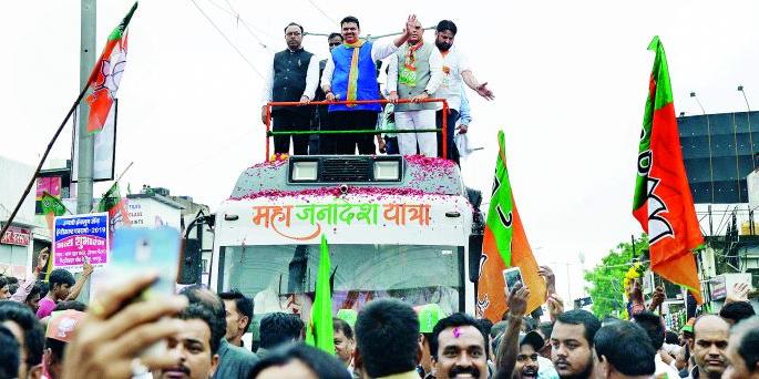 Nagpurkar gives impromptu mandate to Chief Minister: Warm Welcome to Mahajanadesh Yatra in city | नागपूरकरांनी दिला मुख्यमंत्र्यांना उत्स्फूर्त जनादेश : महाजनादेश यात्रेचे शहरात दमदार स्वागत Nagpurkar gives impromptu mandate to Chief Minister: Warm Welcome to Mahajanadesh Yatra in city | नागपूरकरांनी दिला मुख्यमंत्र्यांना उत्स्फूर्त जनादेश : महाजनादेश यात्रेचे शहरात दमदार स्वागत