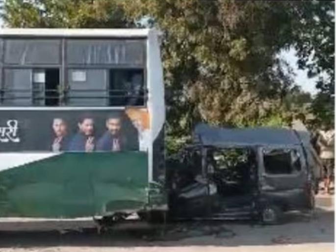 A car going to Mahakumbha from Jaipur met with a terrible accident, 8 people died, the car hit the bus due to a burst tire | जयपूरहून महाकुंभाला जाणाऱ्या कारचा भीषण अपघात, ८ जणांचा मृत्यू, टायर फुटल्याने कार बसला धडकली A car going to Mahakumbha from Jaipur met with a terrible accident, 8 people died, the car hit the bus due to a burst tire | जयपूरहून महाकुंभाला जाणाऱ्या कारचा भीषण अपघात, ८ जणांचा मृत्यू, टायर फुटल्याने कार बसला धडकली