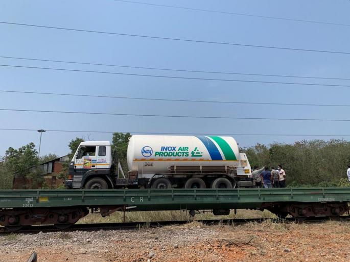 First Oxygen Express Races Towards Maharashtra from vizag Amid Covid Crisis | Oxygen Express: ऑक्सिजन एक्स्प्रेस आज राज्यात दाखल होणार; कोरोनाविरुद्धच्या लढ्याला बळ मिळणार