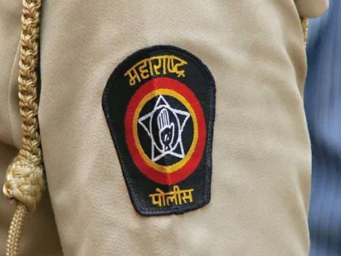 police constable recommended by three ministers found tainted in bribe case | तीन मंत्र्यांनी शिफारस केलेला 'तो' पोलीस हवालदार निघाला लाचखोर police constable recommended by three ministers found tainted in bribe case | तीन मंत्र्यांनी शिफारस केलेला 'तो' पोलीस हवालदार निघाला लाचखोर
