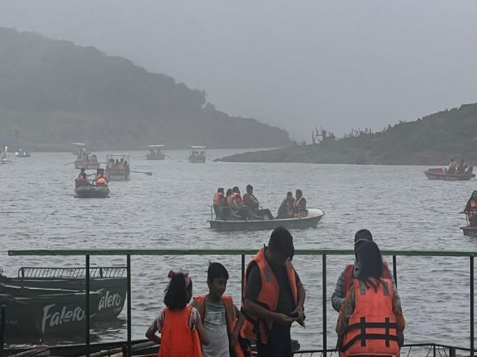 The mercury of Mahabaleshwar dropped, Along with the hail, the fog robs the tourists of their joy | Satara: महाबळेश्वर झालं थंडगार; उन्हाळ्यात गारव्याबरोबरच धुक्याची दुलई, पर्यटक लुटतायत मनमुराद आनंद The mercury of Mahabaleshwar dropped, Along with the hail, the fog robs the tourists of their joy | Satara: महाबळेश्वर झालं थंडगार; उन्हाळ्यात गारव्याबरोबरच धुक्याची दुलई, पर्यटक लुटतायत मनमुराद आनंद