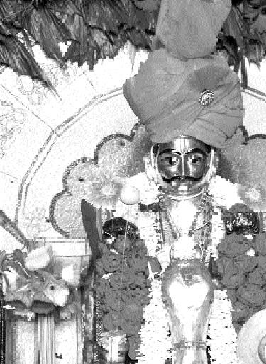 Mahalaxmi's 'messed up' tomb! : The problem of temple construction in Gadhingjal is time-consuming | महालक्ष्मीचा ‘गोंधळ’ काळभैरीच्या दारी ! : गडहिंग्लजमधील मंदिर बांधकामाचा वाद वेळ चुकीची Mahalaxmi's 'messed up' tomb! : The problem of temple construction in Gadhingjal is time-consuming | महालक्ष्मीचा ‘गोंधळ’ काळभैरीच्या दारी ! : गडहिंग्लजमधील मंदिर बांधकामाचा वाद वेळ चुकीची