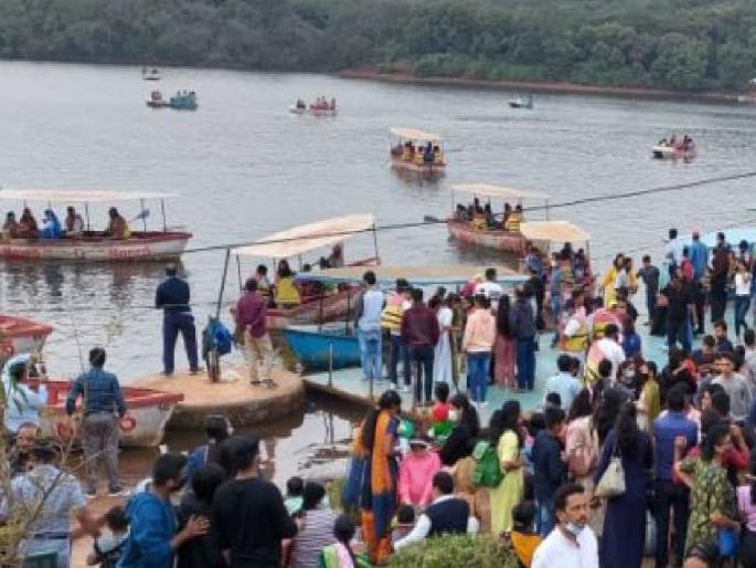 Tourist places in Satara district were thronged with tourists; Huge crowd at Mahabaleshwar, Pachagani | सातारा जिल्ह्यातील पर्यटनस्थळे पर्यटकांनी गजबजली; महाबळेश्वर, पाचगणीला यात्रेचे स्वरूप Tourist places in Satara district were thronged with tourists; Huge crowd at Mahabaleshwar, Pachagani | सातारा जिल्ह्यातील पर्यटनस्थळे पर्यटकांनी गजबजली; महाबळेश्वर, पाचगणीला यात्रेचे स्वरूप