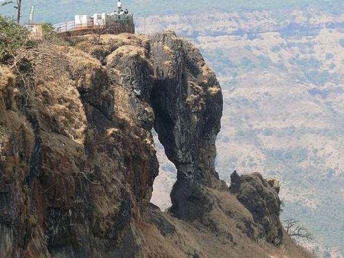 A tourist committed suicide from Kate Point in Mahabaleshwar, jumping into a valley of about two and a half hundred feet | महाबळेश्वरमधील केट्स पॉईंटवरुन गुजरातच्या पर्यटकाची आत्महत्या, सुमारे अडीचशे फूट दरीत उडी मारली A tourist committed suicide from Kate Point in Mahabaleshwar, jumping into a valley of about two and a half hundred feet | महाबळेश्वरमधील केट्स पॉईंटवरुन गुजरातच्या पर्यटकाची आत्महत्या, सुमारे अडीचशे फूट दरीत उडी मारली