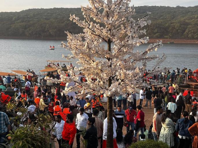 Mahabaleshwar is crowded with tourists due to holidays, traffic jam | Satara: सलग सुट्यांमुळे महाबळेश्वर पर्यटकांनी बहरले, वाहतुकीची ठिकठिकाणी कोंडी  Mahabaleshwar is crowded with tourists due to holidays, traffic jam | Satara: सलग सुट्यांमुळे महाबळेश्वर पर्यटकांनी बहरले, वाहतुकीची ठिकठिकाणी कोंडी