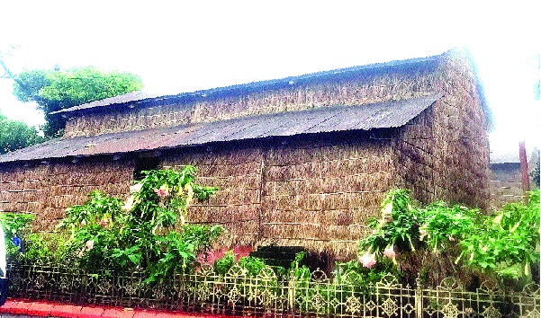 The houses in Mahabaleshwar use clay, plastic cover, grate, and charcoal to dry clothes | महाबळेश्वरमधील घरांना झड्या, प्लास्टिक आच्छादन-शेगडी, कपडे वाळविण्यासाठी कोळशाचा वापर The houses in Mahabaleshwar use clay, plastic cover, grate, and charcoal to dry clothes | महाबळेश्वरमधील घरांना झड्या, प्लास्टिक आच्छादन-शेगडी, कपडे वाळविण्यासाठी कोळशाचा वापर