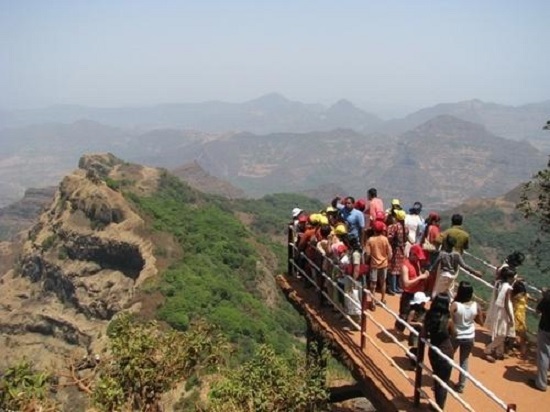 Mahabaleshwar HouseFull: 45 thousand tourists in three days, tourists' tourists all over the country | महाबळेश्वर हाऊसफुल्ल : तीन दिवसांत ४५ हजार पर्यटक , देशभरातील पर्यटकांची हजेरी Mahabaleshwar HouseFull: 45 thousand tourists in three days, tourists' tourists all over the country | महाबळेश्वर हाऊसफुल्ल : तीन दिवसांत ४५ हजार पर्यटक , देशभरातील पर्यटकांची हजेरी