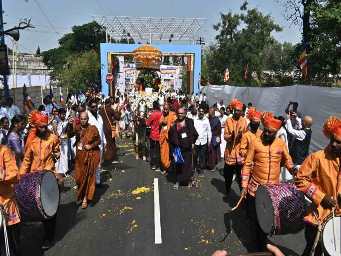 A procession of worshipers for the Mahabodhi Tree Festival; Dumdumla in Trirashmi Buddha cave area | महाबोधी वृक्ष महोत्सवासाठी उपासकांची मांदियाळी; त्रिरश्मी बुद्ध लेणी परिसरात दुमदुमला