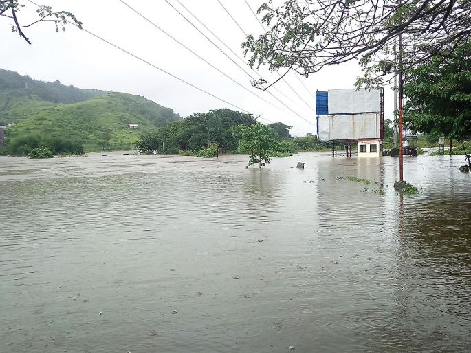 On the seventh day, the siege of Pura also began | महाडमध्ये सातव्या दिवशीही पुराचा वेढा; जनजीवन विस्कळीत On the seventh day, the siege of Pura also began | महाडमध्ये सातव्या दिवशीही पुराचा वेढा; जनजीवन विस्कळीत