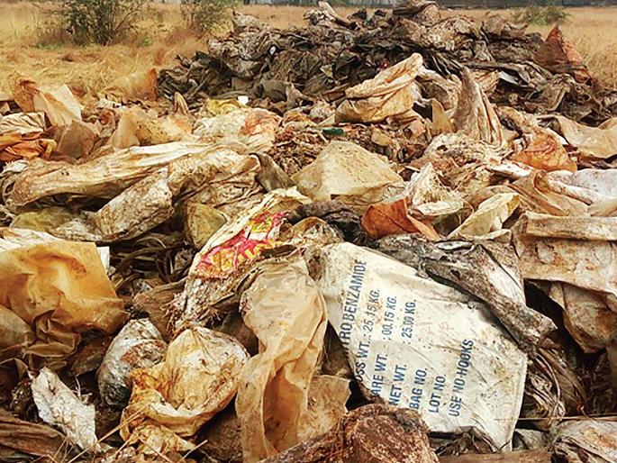 On opening of solid waste at Mahad MIDC | महाड एमआयडीसीत घनकचरा उघड्यावर; कारवाईची मागणी On opening of solid waste at Mahad MIDC | महाड एमआयडीसीत घनकचरा उघड्यावर; कारवाईची मागणी