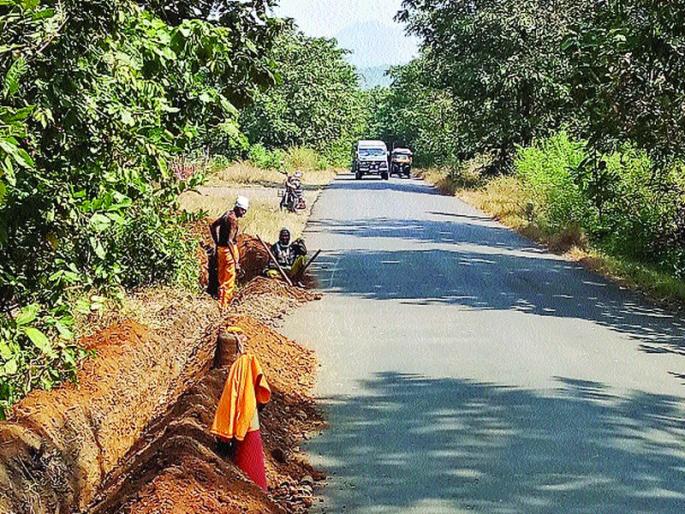 Road to the cables on the Mahad-Pandharpur road | महाड-पंढरपूर मार्गावर केबलसाठी रस्त्यालगत खोदकाम Road to the cables on the Mahad-Pandharpur road | महाड-पंढरपूर मार्गावर केबलसाठी रस्त्यालगत खोदकाम
