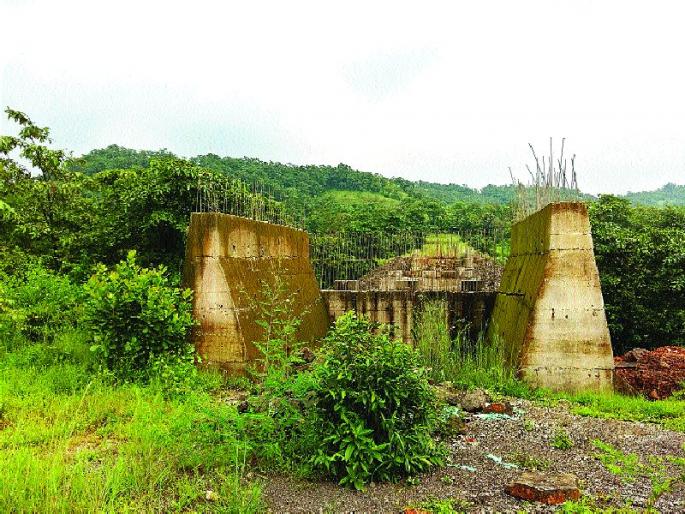 Before the acquisition of land, the halt of work, stopped work from year to year | जमीन अधिग्रहणाआधीच कामाची घाई, वर्षभरापासून थांबले काम Before the acquisition of land, the halt of work, stopped work from year to year | जमीन अधिग्रहणाआधीच कामाची घाई, वर्षभरापासून थांबले काम