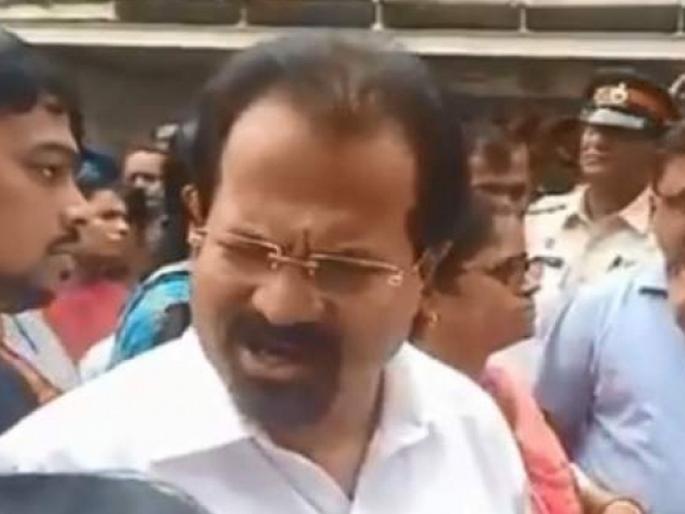 Demand for filing a criminal offense against mayor | महापौरांविरोधात विनयभंगाचा गुन्हा दाखल करण्याची मागणी Demand for filing a criminal offense against mayor | महापौरांविरोधात विनयभंगाचा गुन्हा दाखल करण्याची मागणी