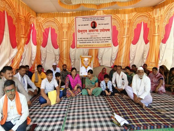Mahadev Munde murder case; Wife Dnyaneshwari Munde's hunger strike called off after giving a month's time to Police | महादेव मुंडे खूनप्रकरण; पोलिसांना एक महिन्यांचा अवधी देत पत्नी ज्ञानेश्वरी मुंडेंचे उपोषण मागे Mahadev Munde murder case; Wife Dnyaneshwari Munde's hunger strike called off after giving a month's time to Police | महादेव मुंडे खूनप्रकरण; पोलिसांना एक महिन्यांचा अवधी देत पत्नी ज्ञानेश्वरी मुंडेंचे उपोषण मागे