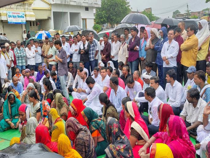 Mahadev Munde's murderer still at large after 19 months; Villagers block road in heavy rain for arrest | महादेव मुंडेंचे खुनी १९ महिन्यांनंतरही मोकाट; अटकेसाठी ग्रामस्थांचा भरपावसात रास्तारोको Mahadev Munde's murderer still at large after 19 months; Villagers block road in heavy rain for arrest | महादेव मुंडेंचे खुनी १९ महिन्यांनंतरही मोकाट; अटकेसाठी ग्रामस्थांचा भरपावसात रास्तारोको