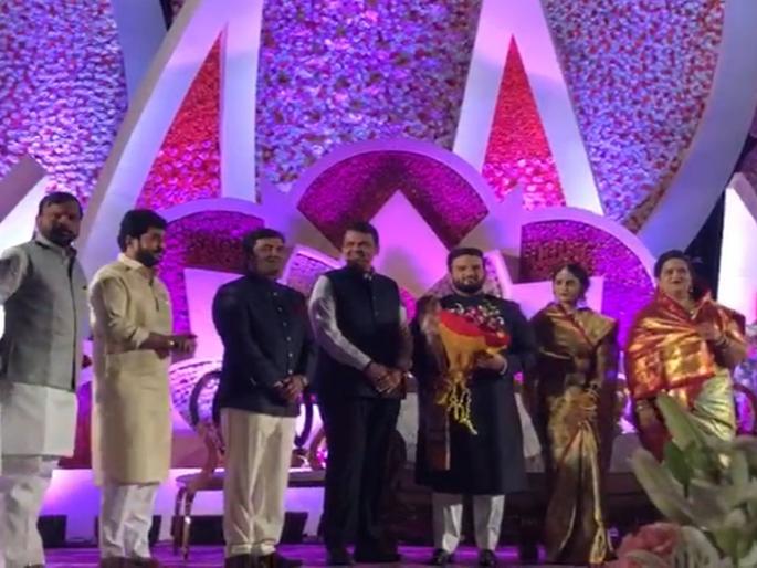 covid precaution rules violated in dhanjay mahadiks son wedding in pune all party leaders present | VIDEO: मुख्यमंत्र्यांच्या आवाहनाला सर्वपक्षीयांकडून हरताळ; पुण्यातील लग्नात कोरोना प्रतिबंधात्मक नियम धाब्यावर